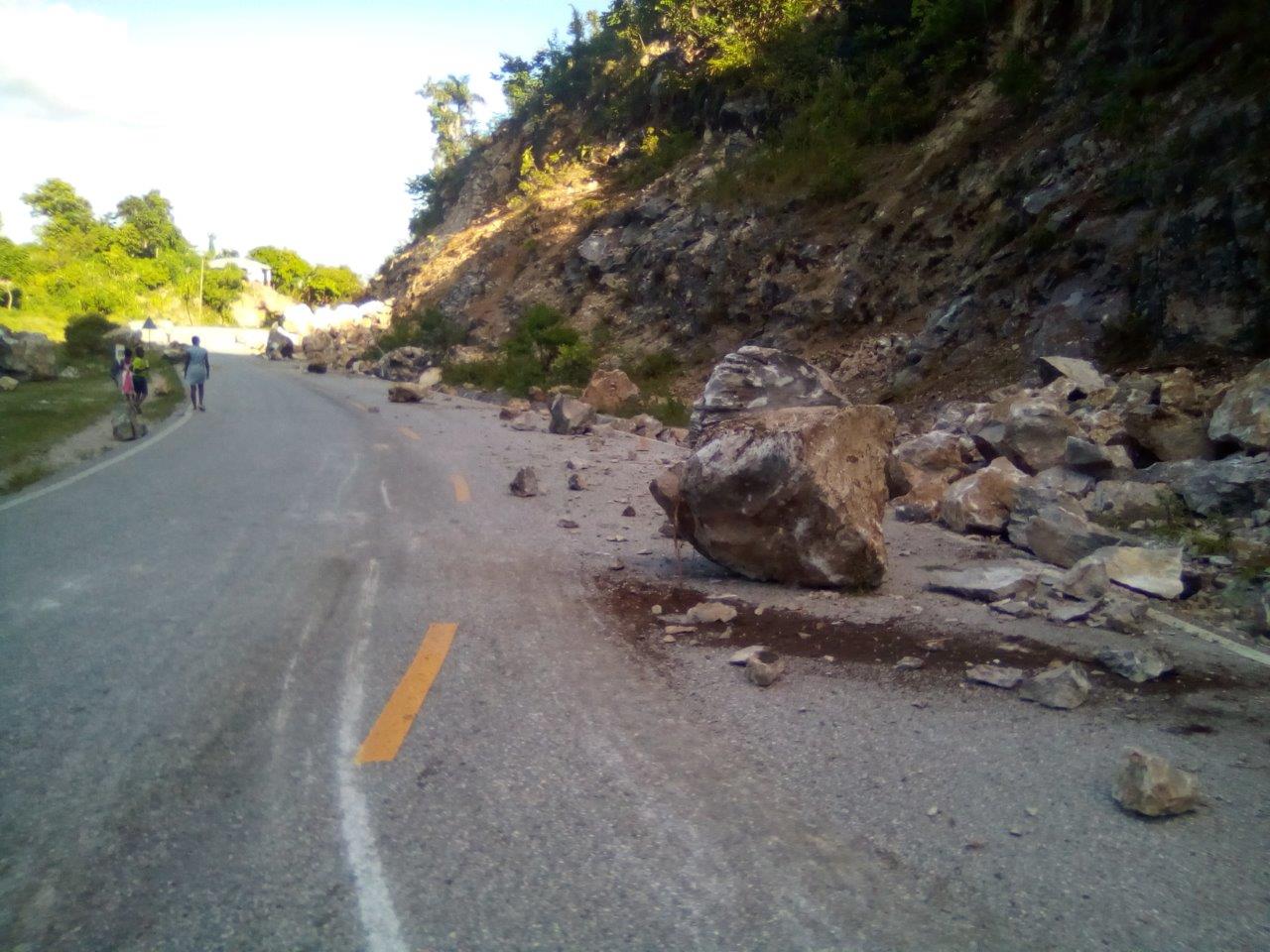 Das Erdbeben in Haiti zerstörte Straßen und Häuser